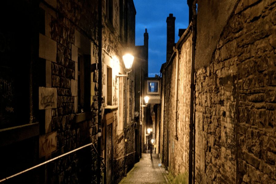 Edinburgh's Dark Stories: Small Group Walking Tour in French - Meeting at Canongate Kirk: finding the start and getting in the mood