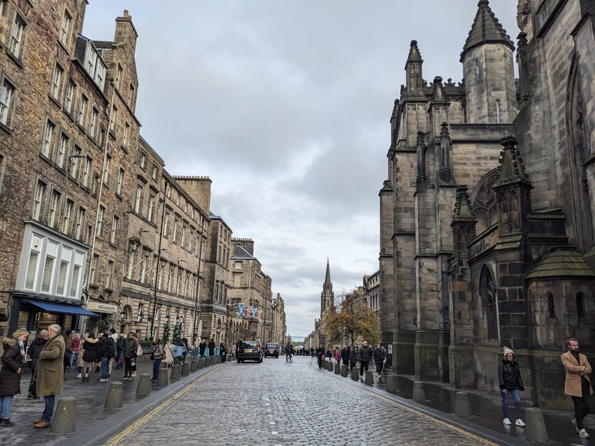 Edinburgh's Dark Stories: Small Group Walking Tour in French - National Museum of Scotland: turning grim themes into place-based meaning