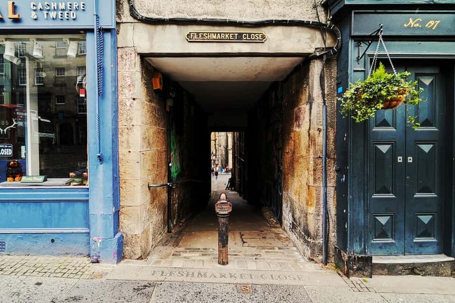 Edinburgh's Royal Mile Alley Tour - Lawnmarket photo stop and High Street viewpoints