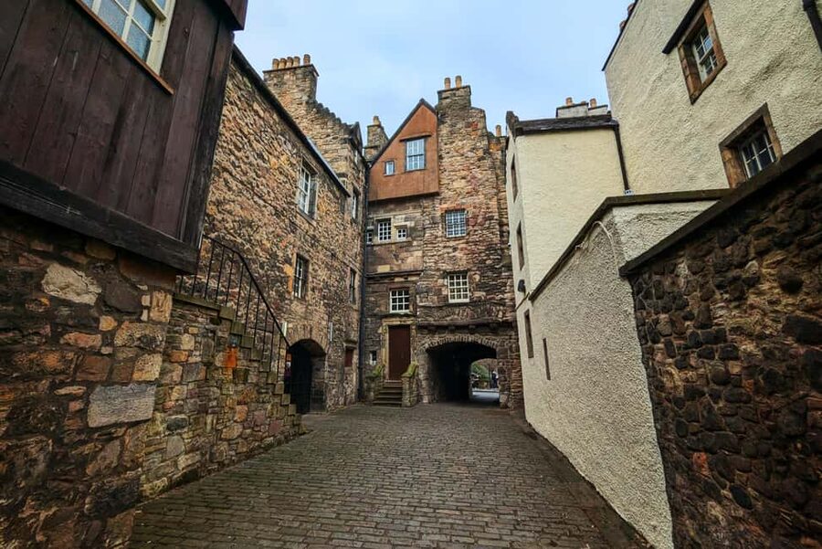 Edinburgh's Royal Mile Alley Tour - Hidden gardens: a calm break inside the Old Town