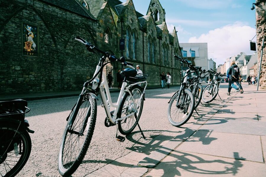 Edinburgh: Scenic Bike Tour - Getting started at Blackfriars Street and escaping the Royal Mile fast
