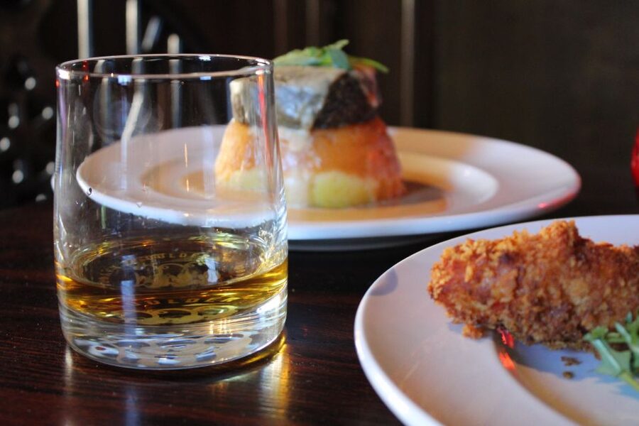 Edinburgh: Scottish Tasting Platter at The Tolbooth Tavern - Haggis croquettes and whisky cream sauce: the classic opener