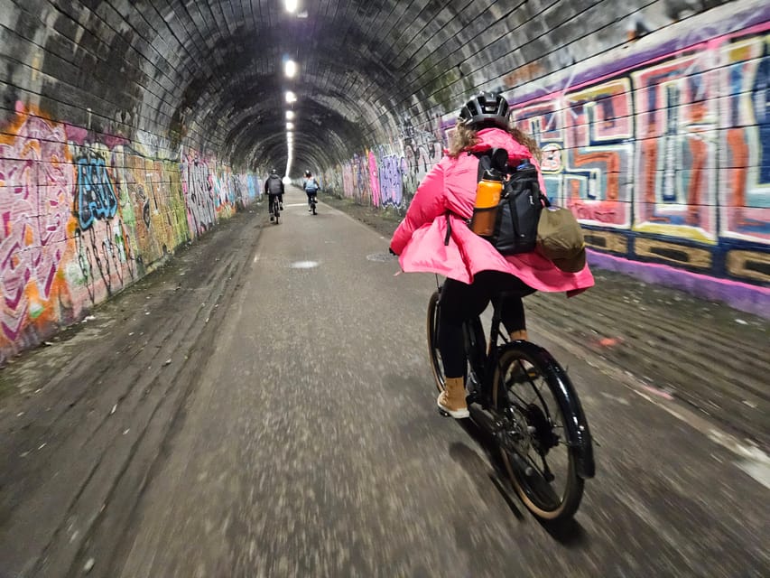 Edinburgh: Sightseeing Bike Tour - From Princes Street to the Sea Loop