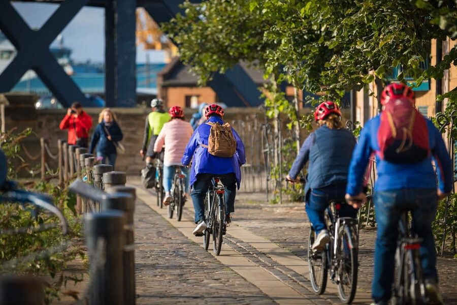 Edinburgh: Sightseeing Bike Tour - Leith Waters and Beach Time at the Sea End