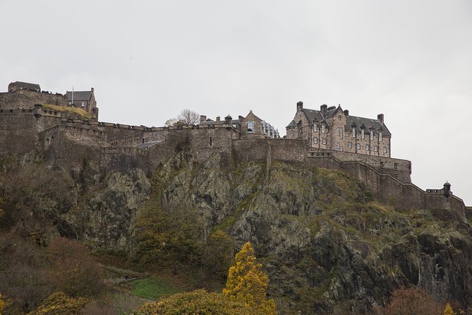 Edinburgh Skip-the-Ticket-Line Castle Walking Tour - St Margaret’s Chapel, the Dog Cemetery, and a Tiny Shrine