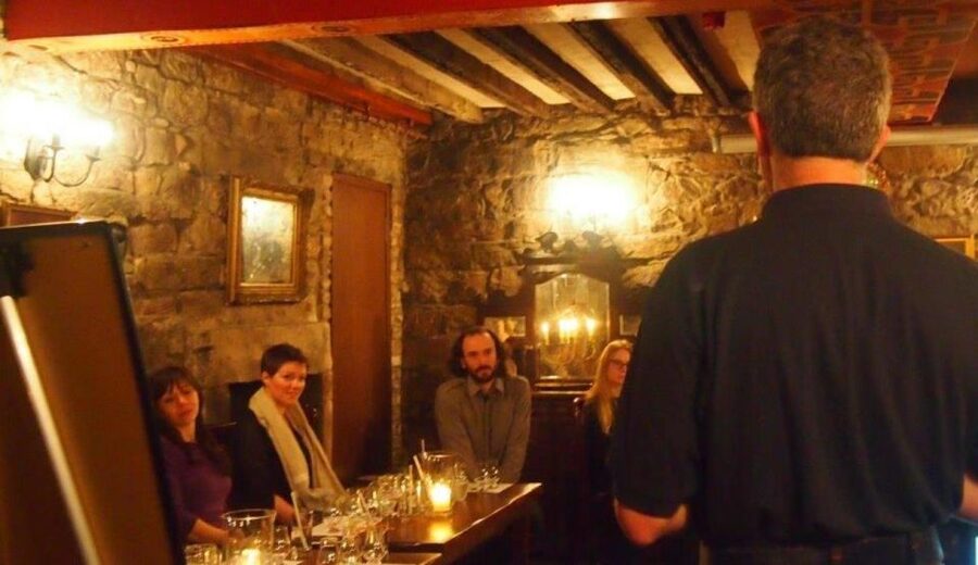 Edinburgh: Small-Group History of Whisky Tour with Tasting - How you start sounding smarter after four drams (without forcing it)