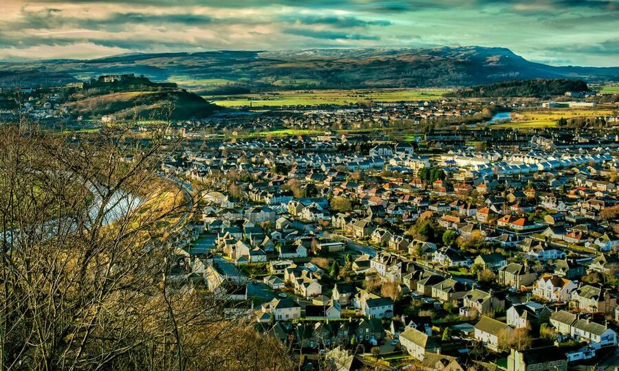 Edinburgh: Stirling, Whisky & St Andrews Tour in Italian - From the Royal Mile to Stirling Castle: how the day starts