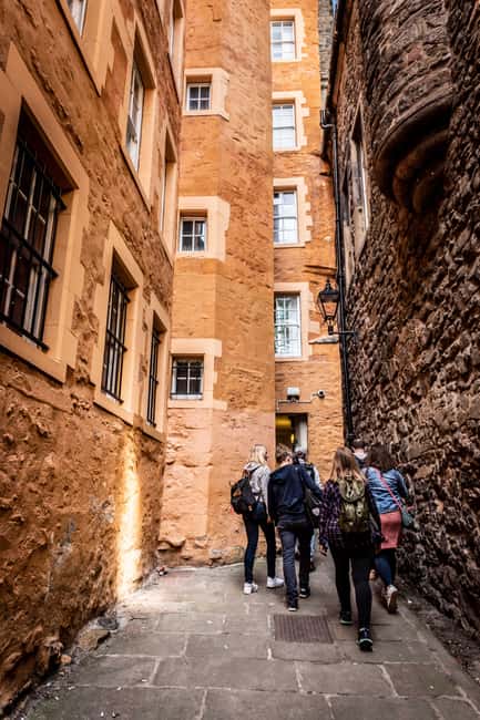 Edinburgh: Stunning Old Town Walking Tour - City Chambers: the rules of the city, past and present