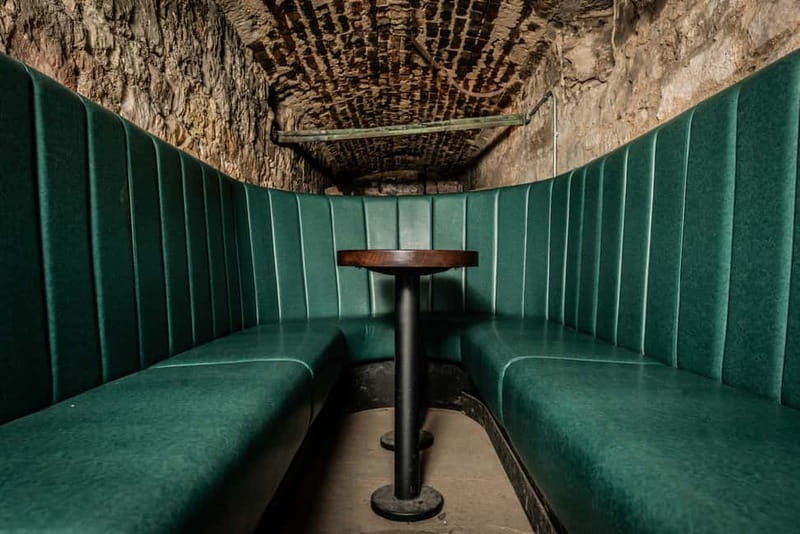 Edinburgh: The Lost Close Underground Scotch Whisky Tasting - Where you meet and what the first minutes feel like (Royal Mile, St Giles area)