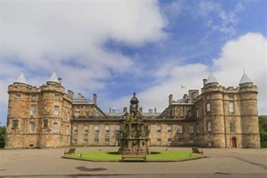 Edinburgh: The Mary Queen of Scots Guided Walking Tour - How the incline and comfort stops change your experience
