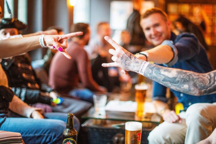 Edinburgh: The Original Pub Crawl 7 Bars 7 Shots & Discounts - The guide factor: why people keep talking about the host