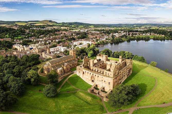 Edinburgh: The Outlander, Palaces & Jacobites Tour - Blackness Castle and Fort William HQ: Triangular Power on the Forth
