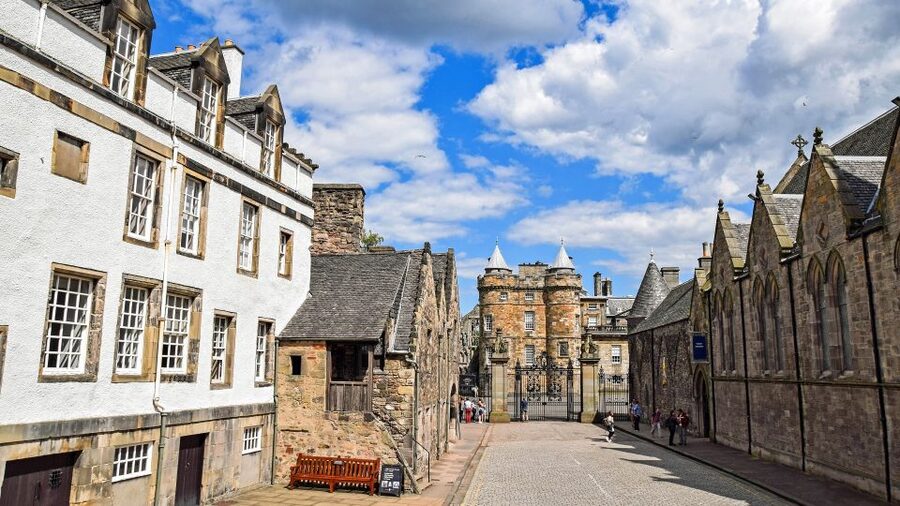 Edinburgh: The Royal City Tour from London - Free time in the city: cobbles, Princes Street, and whisky-style wandering