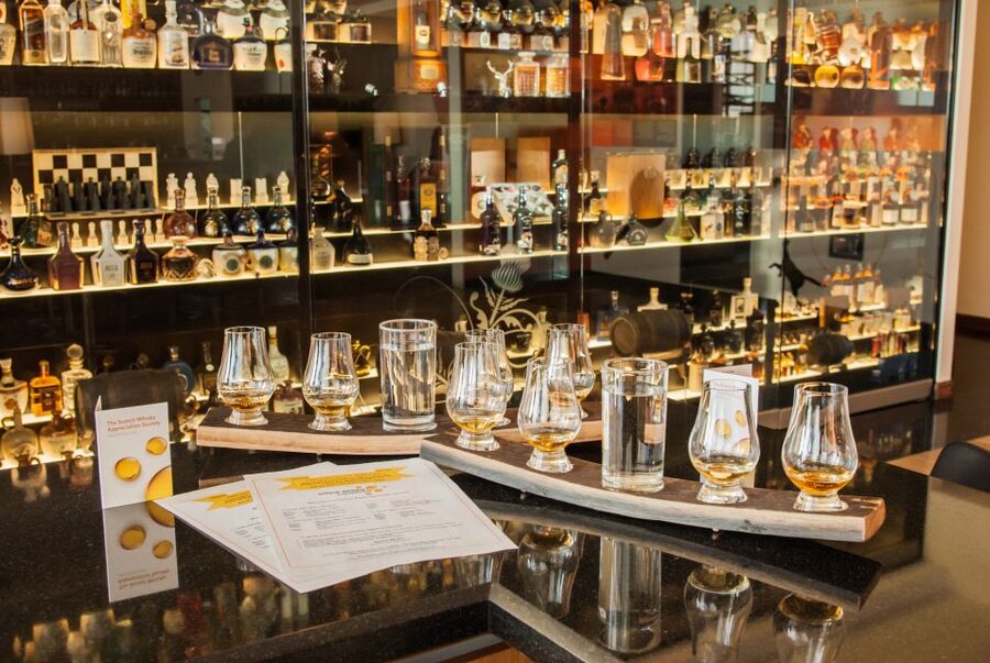 Edinburgh: The Scotch Whisky Experience Tour and Tasting - Gold Tour: four extra single malts in the McIntyre Gallery