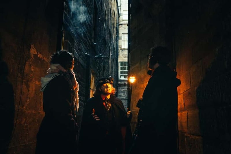 Edinburgh: Underground Vaults and Graveyard Evening Tour - The headset advantage: why the stories stay easy to follow