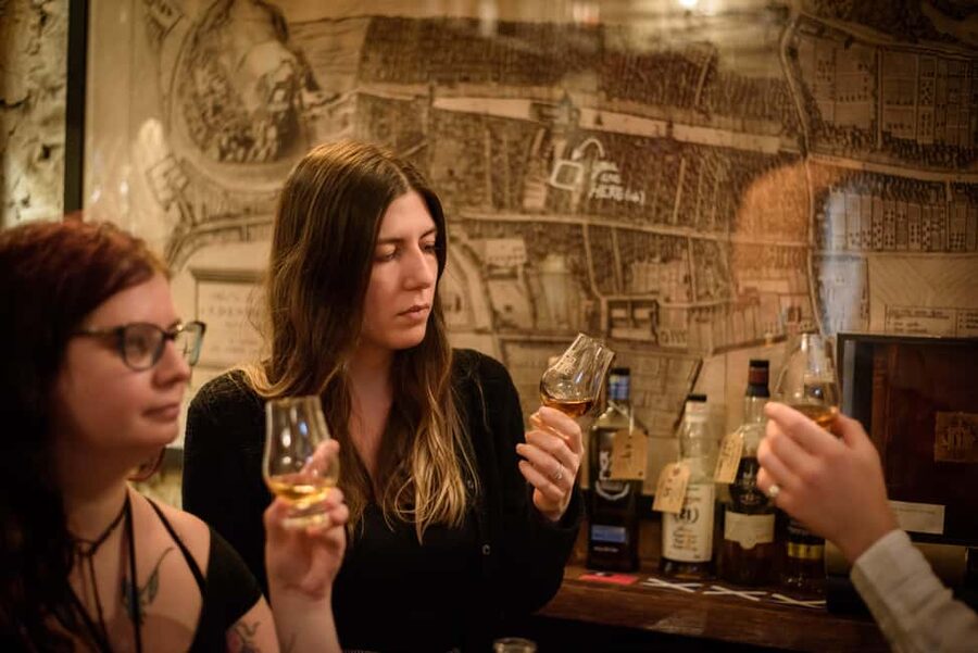 Edinburgh: Underground Vaults Tour with Whisky or Gin - Key points before you go