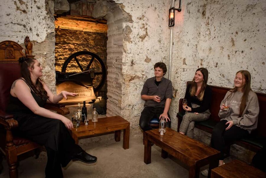 Edinburgh: Underground Vaults Tour with Whisky or Gin - Finding Lost Close on the Royal Mile: the exact meet-up spot