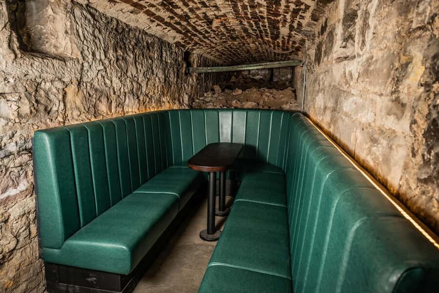 Edinburgh: Underground Vaults Tour with Whisky or Gin - Why Lost Close feels different from other Edinburgh stops