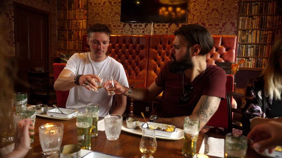 Edinburgh: VIP Food Tour in a Hidden, Traditional Restaurant - A Princes Street meeting point and a blue-umbrella guide