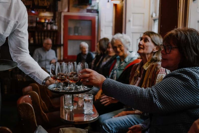 Edinburgh: Whisky Tasting and Storytelling in a Historic Pub - Entering The Waverley Bar: why this pub setting matters