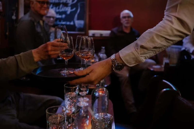 Edinburgh: Whisky Tasting and Storytelling in a Historic Pub - Your expert guide: the difference between information and a good night