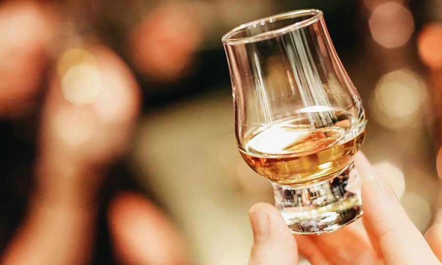 Edinburgh: Whisky Tasting with History and Storytelling - Scottish storytelling that connects whisky to real people