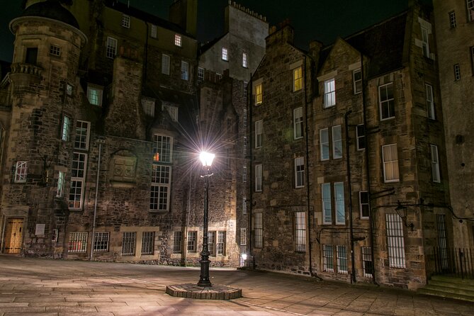 Edinburgh: Witches & Haunted History Walking Tour - The Royal Mile pause: the North Berwick Witches story with a real view