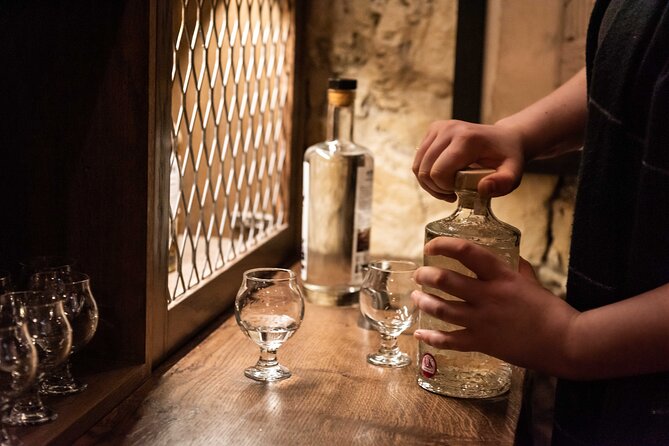 Evolution of Gin and Underground Gin Tasting in Edinburgh | 1hr - Guide style: humor plus real explanations (Dan and Sara stand out)