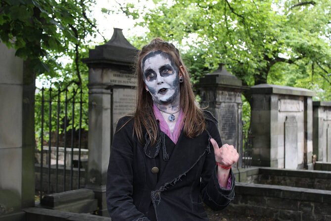 Extreme Paranormal Underground Ghost Tour in Edinburgh - The walk through the Old Town wynds: where the scare starts
