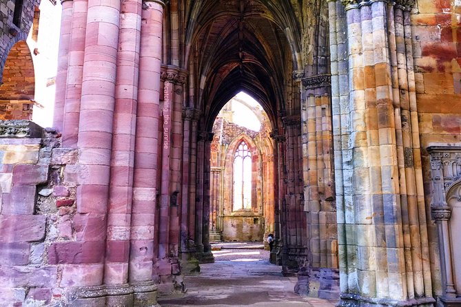 From Edinburgh: 1-day Outlander Tour - attractions included - Linlithgow Palace and lunch break by the loch