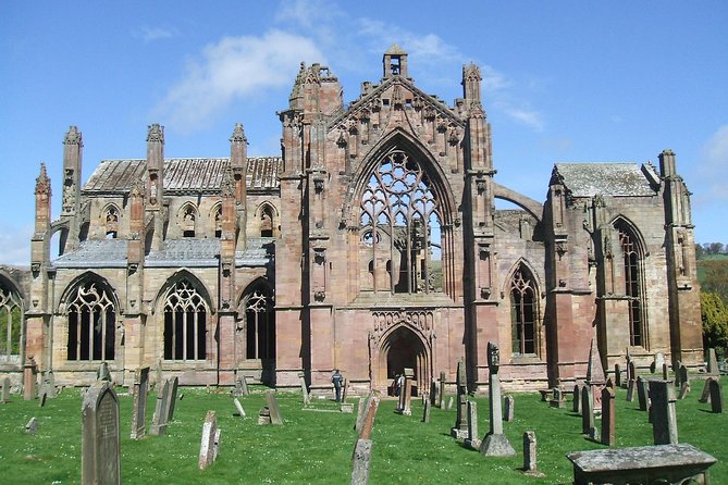 From Edinburgh: 1-day Outlander Tour - attractions included - Midhope Castle (Lallybroch): the short stop where photos do the storytelling