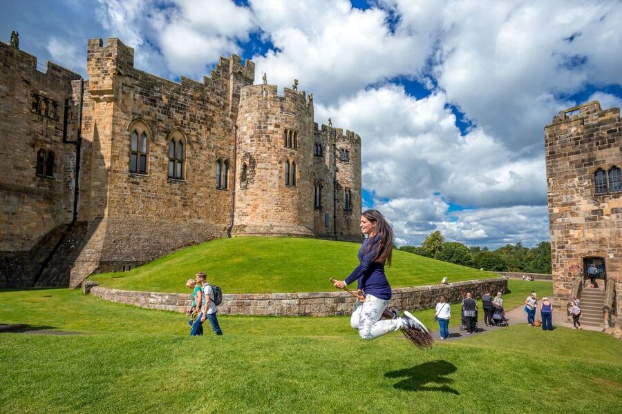 From Edinburgh: Day Trip to Bamburgh and Alnwick Castle - Guides and Audio: What You Gain Beyond the Sights