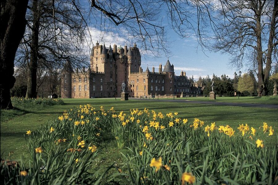 From Edinburgh: Glamis and Dunnottar Castles Tour in Italian - The overall experience: Italian guiding, long day, big payoff