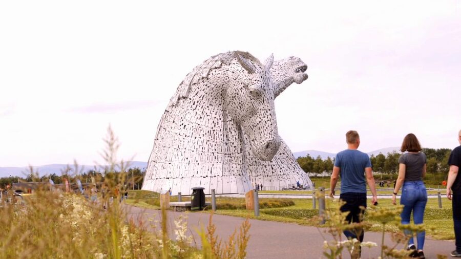 From Edinburgh: Glasgow & Scottish lakes Spanish Tour - Callander break: a short stretch before the scenery