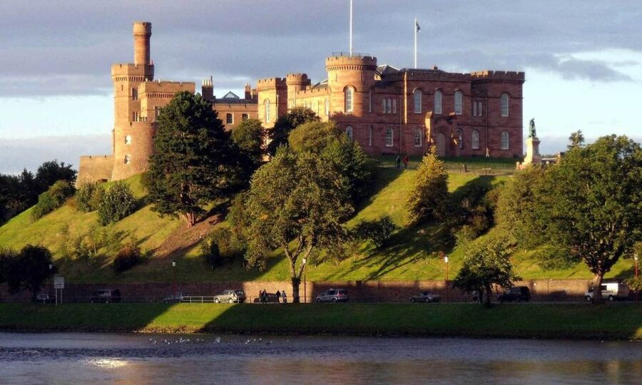 From Edinburgh: Loch Ness & Inverness Tour in Spanish - Entering Highland Scotland: the early Edinburgh start and the route feel