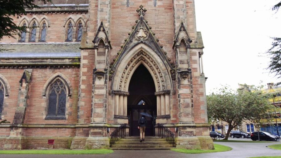 From Edinburgh: Loch Ness & Inverness Tour in Spanish - Urquhart Castle and Loch Ness: ruins, views, and the optional cruise decision