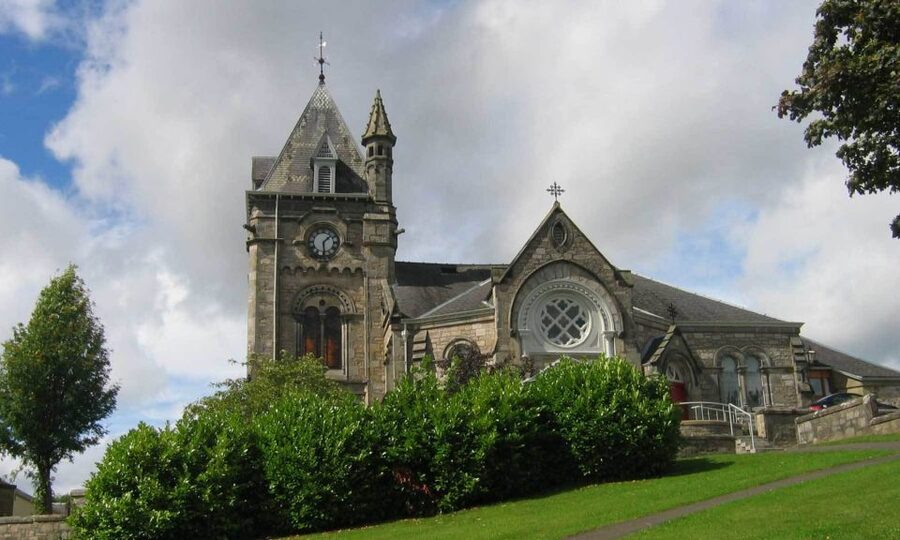 From Edinburgh: Loch Ness & Inverness Tour in Spanish - Bankfoot break and the Hairy Coos: a fun reset before the hard history