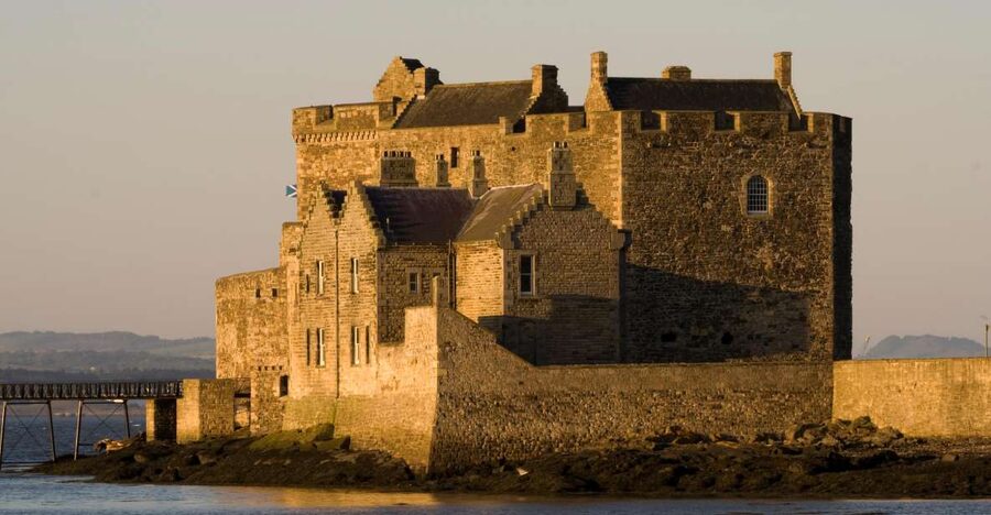 From Edinburgh: Outlander Full-Day Tour in Spanish - Midhope Castle (Lallybroch): a must-see stop even without entry
