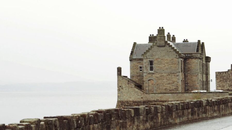 From Edinburgh: Outlander Full-Day Tour in Spanish - Linlithgow Palace by the lake: Mary, James V, and the show’s darker use