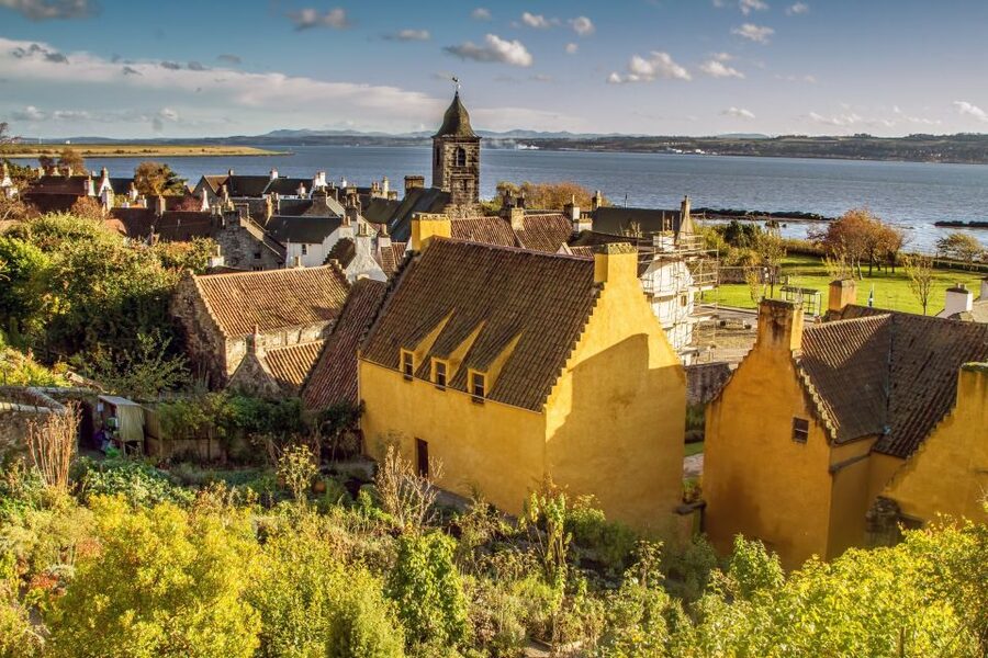 From Edinburgh: Outlander, Palaces, and Jacobites Day Trip - Entering the Outlander mood: 9 hours leaving from Castle Terrace