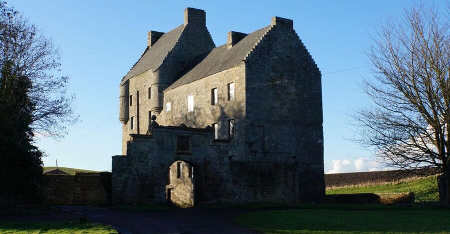 From Edinburgh: Outlander, Palaces, and Jacobites Day Trip - Doune Castle and Stirling passing views: fortresses for film and history lovers
