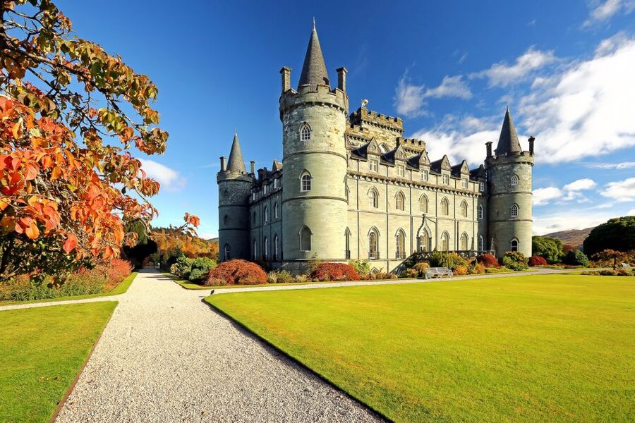 From Edinburgh: West Highland Lochs and Castles Day Trip - Guides make or break it: the humor-and-stories style that works