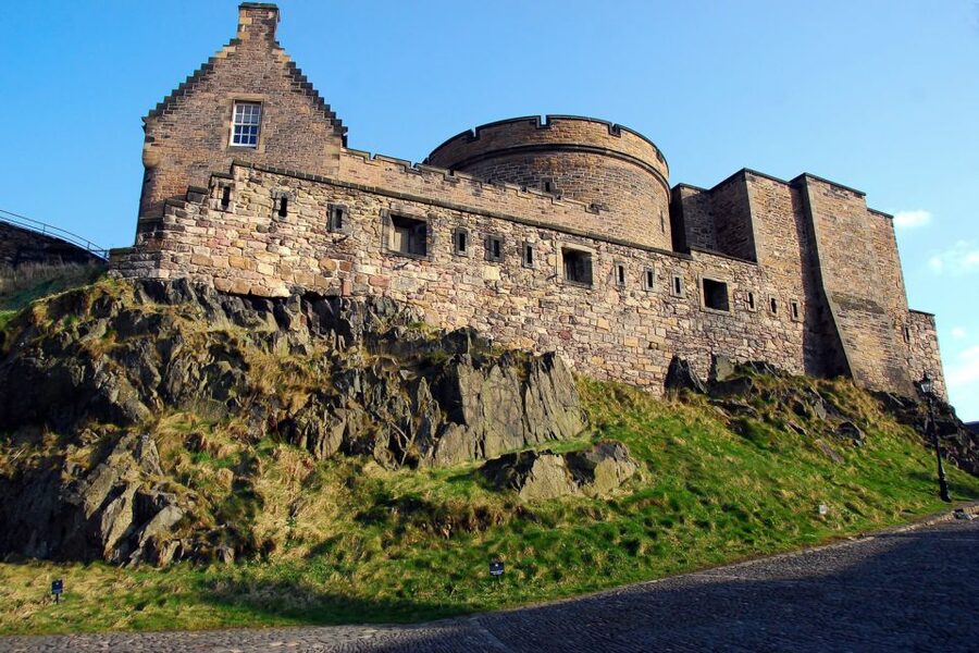 From London: Day Trip to Edinburgh by Rail with Castle Entry - When the day feels short: free time and the shopping window