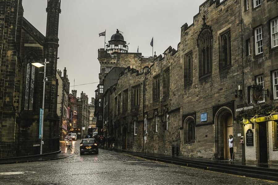 Ghost Tour in Edinburgh - Edinburgh Castle: Big Setting, Dark Legends
