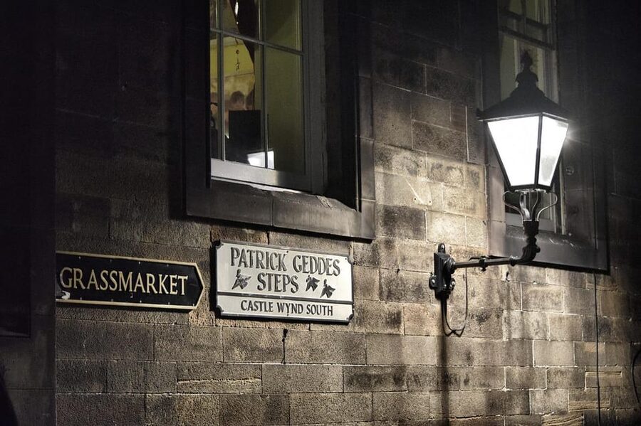 Ghost Tour in Edinburgh - Greyfriars Kirkyard: The City’s Most Natural Backdrop for Spooky Tales
