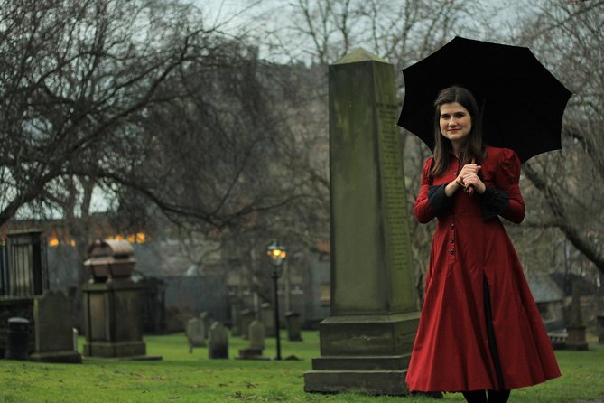 Ghost Tour in Spanish - Greyfriars Cemetery: Where the mood gets real fast
