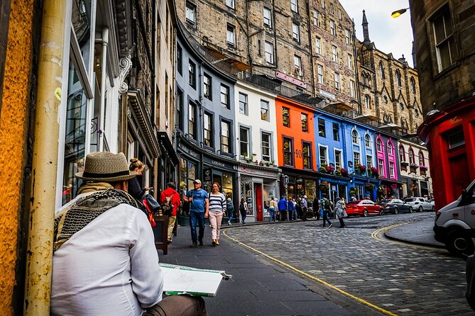 Guided 60-Minute Photography and sightseeing Tour in Edinburgh - Arriving at The Witches Well: a smart start for a busy city