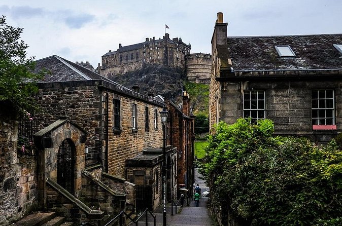 Guided 60-Minute Photography and sightseeing Tour in Edinburgh - Stop 3: Greyfriars Bobby storytelling plus quick Instagram edits