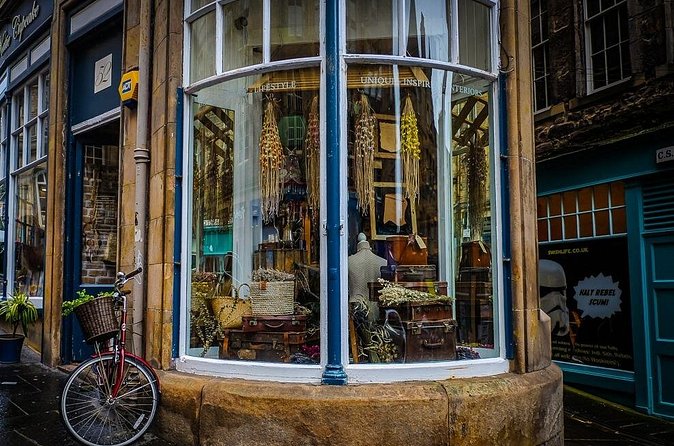 Guided 60-Minute Photography and sightseeing Tour in Edinburgh - Stop 4: Bakehouse Close and a real hashtag strategy