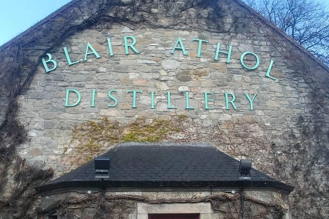 Highland and Lowland whisky tour - Half day from Edinburgh - Stop 1: Tullibardine Distillery and whisky since 1949
